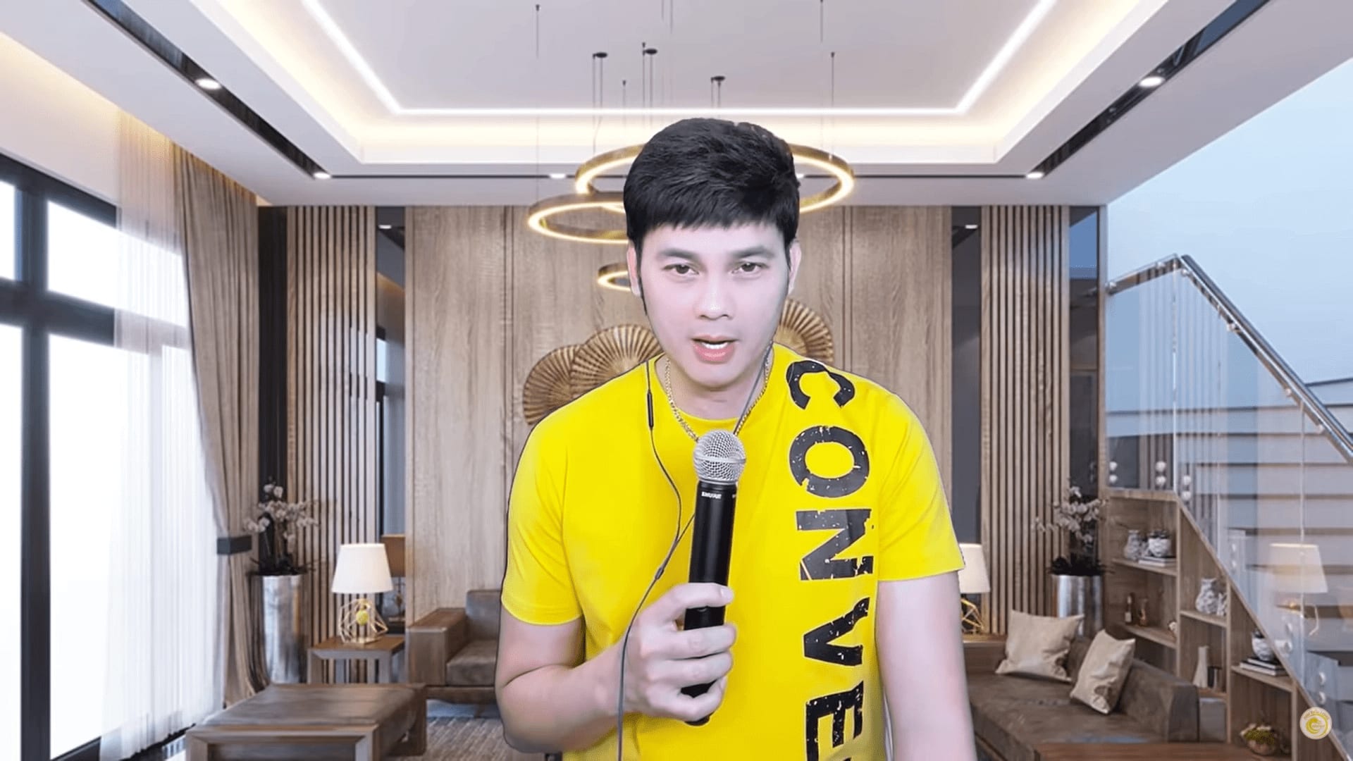 Bị chỉ trích vì bất kính trong đám tang nghệ sĩ Ngọc Đáng, Kim Tiểu Long bức xúc 2 Bị chỉ trích vì bất kính trong đám tang nghệ sĩ Ngọc Đáng, Kim Tiểu Long bức xúc - Ảnh 1.